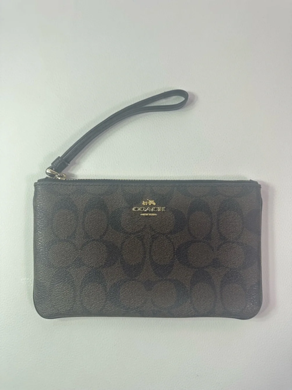 Pre-ownedCoach Brown/Black Signature Zip Wristlet with Gold Hardware - Picture 1 of 4